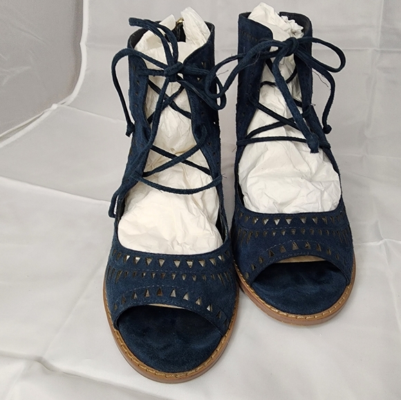 Vince Camuto Tarita Lace Geometric Cutouts Heels Sandals sz 7 - Picture 2 of 8